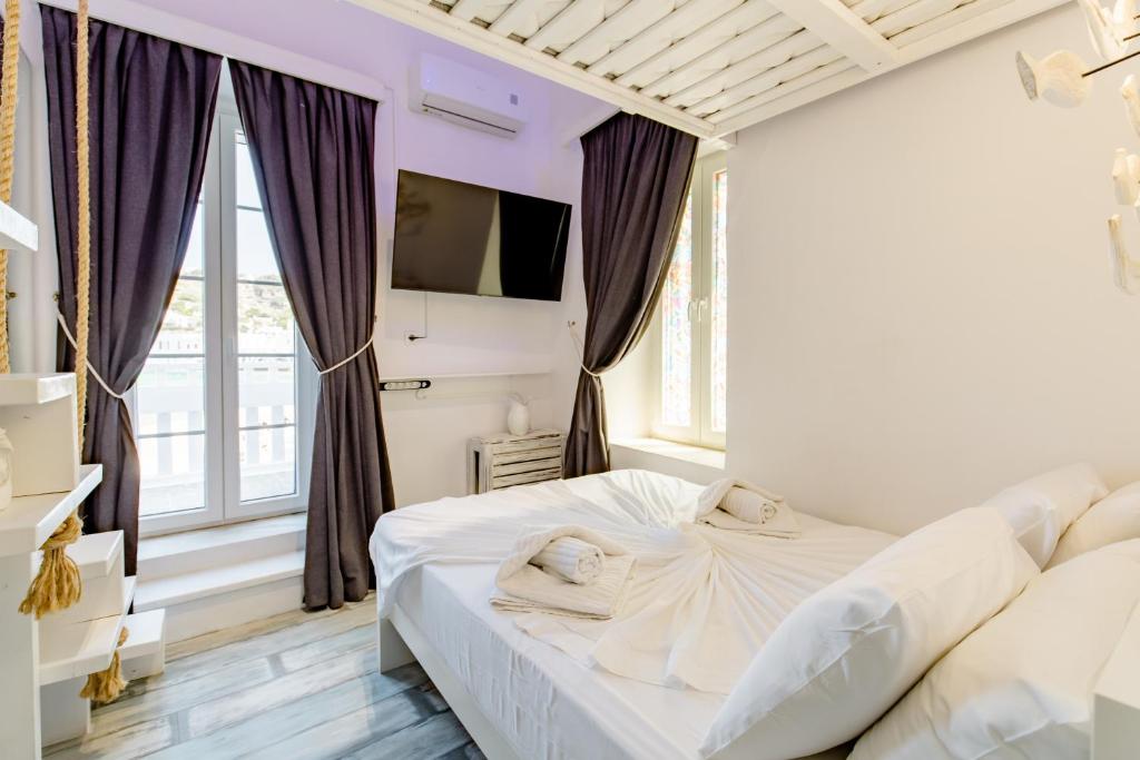 Łóżko lub łóżka w pokoju w obiekcie ELPIS MYKONOS APARTMENTS - Mykonos Town Delos Port