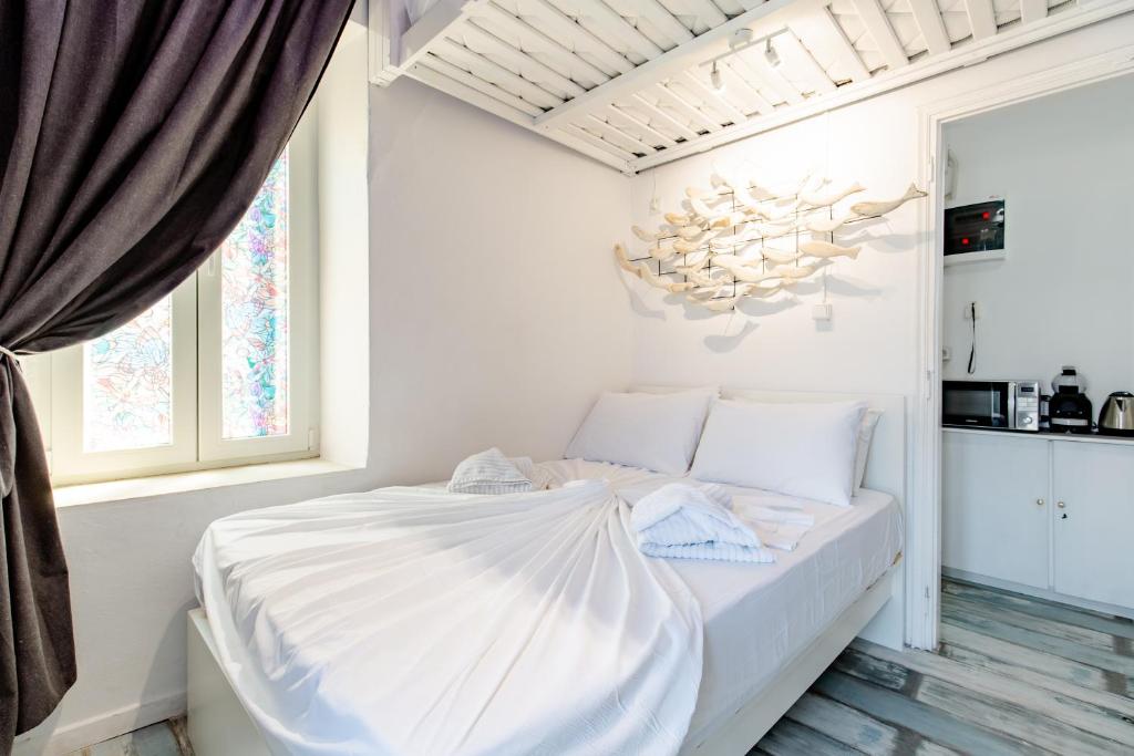 Łóżko lub łóżka w pokoju w obiekcie ELPIS MYKONOS APARTMENTS - Mykonos Town Delos Port
