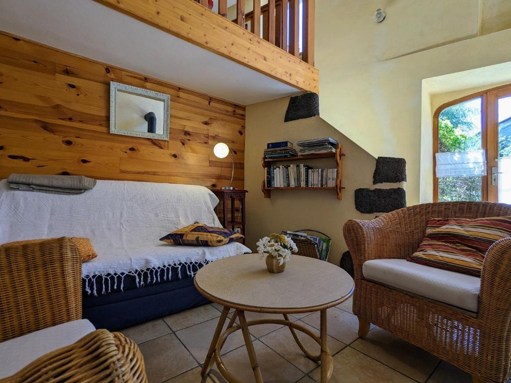1 dormitorio con cama, sofá y mesa en Gîte Le Brignon, 3 pièces, 4 personnes - FR-1-582-177 en Le Brignon