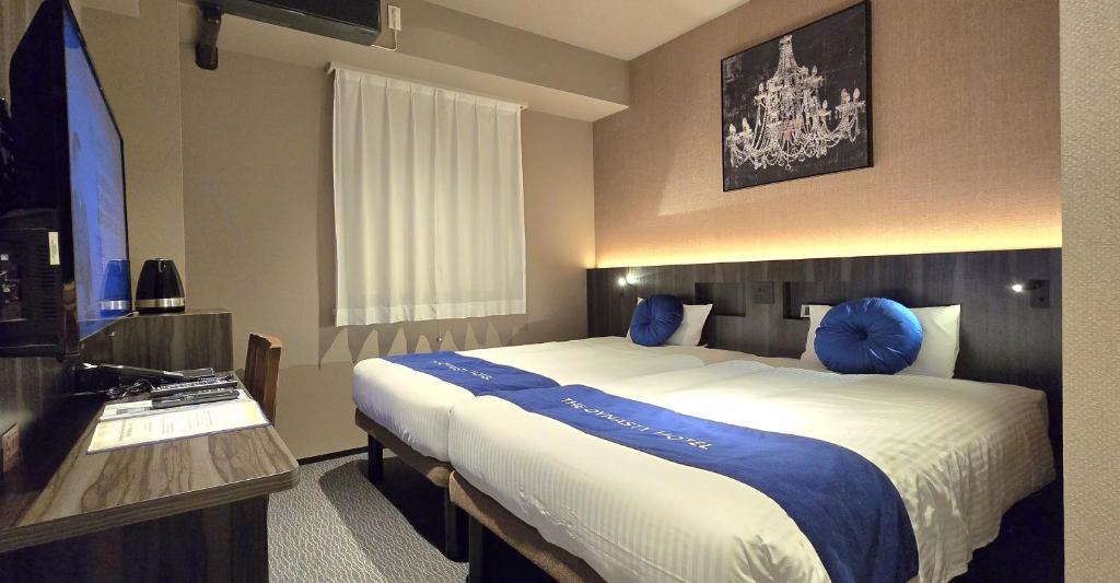 Postel nebo postele na pokoji v ubytování Dynasty Hotel & Resort Osaka