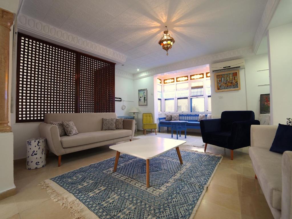 - un salon avec un canapé et une table basse dans l'établissement au cœur de sidi bou said, à Sidi Bou Saïd