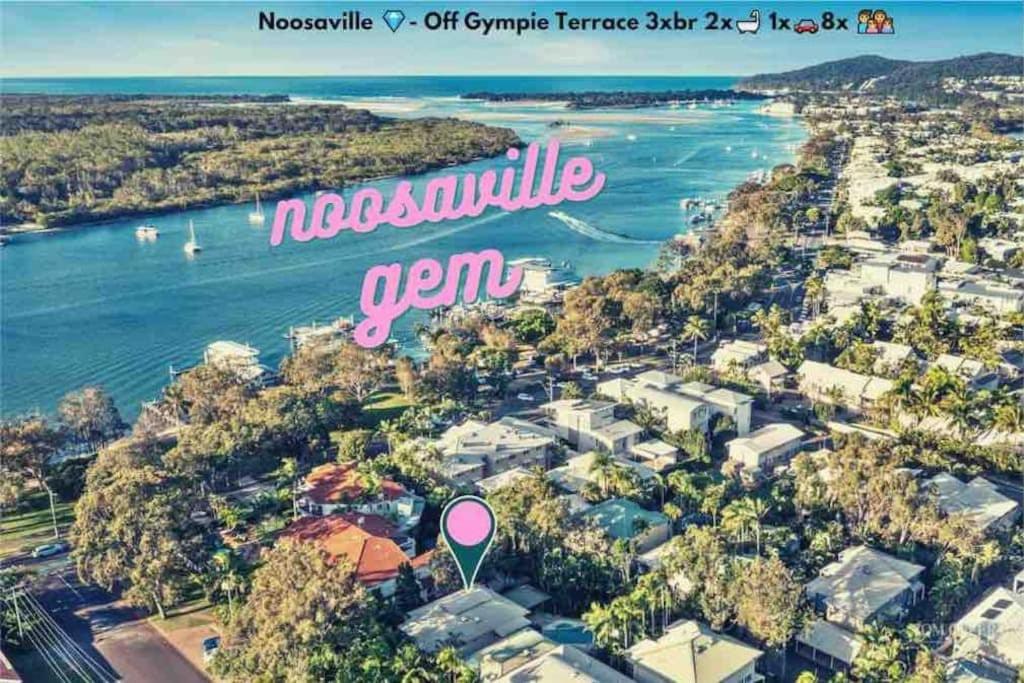 una vista aérea de una ciudad con un río en Large Noosaville Gem - Off Gympie Terrace, en Noosaville