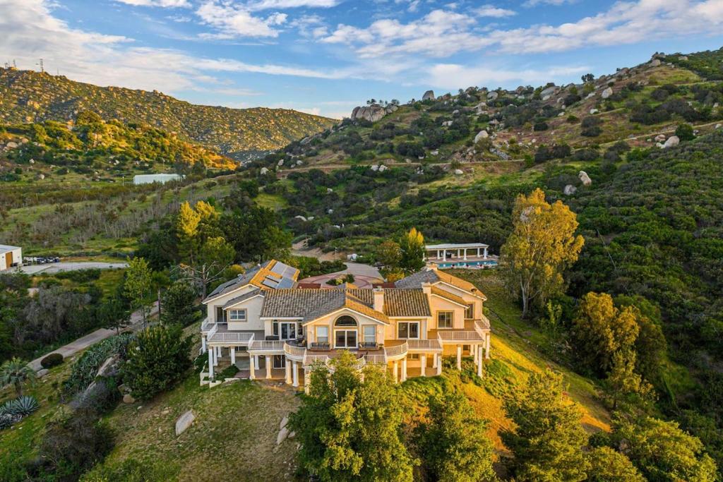 uma vista aérea de uma grande casa numa colina em Panoramic View Villa with Pool - Events OK em Ramona