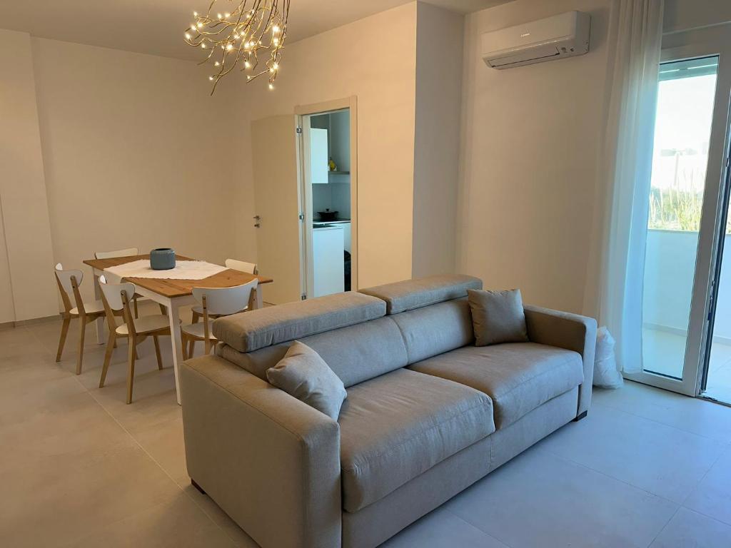 - un salon avec un canapé et une table dans l'établissement Borea Luxury Home, à Otrante