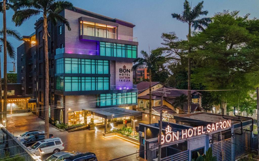 un edificio con auto parcheggiate di fronte di The Safron Hotel a Lagos