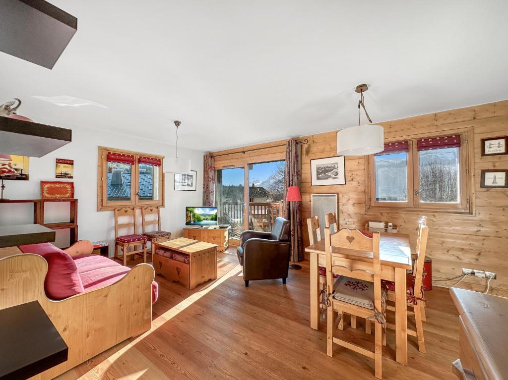 Il comprend un salon avec un bureau et une salle à manger. dans l'établissement 4 pieces centre village, aux Carroz d'Arâches