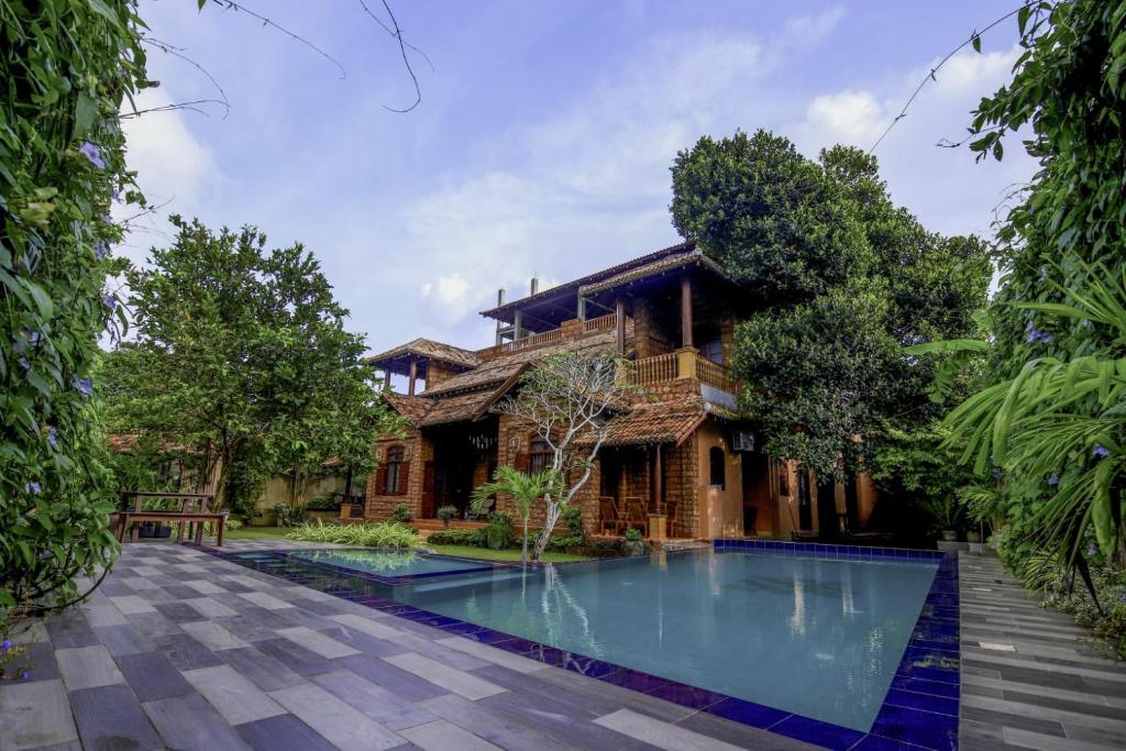 - une vue sur l'extérieur d'une maison avec une piscine dans l'établissement The Kabok Villa by Vivanya, à Ambalangoda