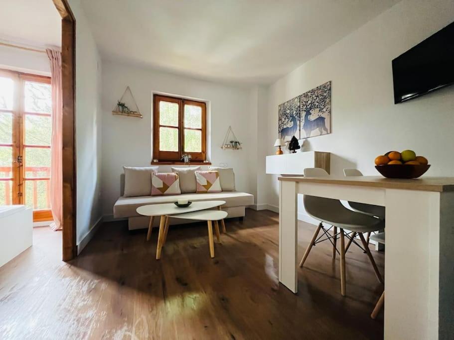 een woonkamer met een bank en een tafel bij Encantador Apartamento en Pla de l’Ermita in Pla de l'Ermita