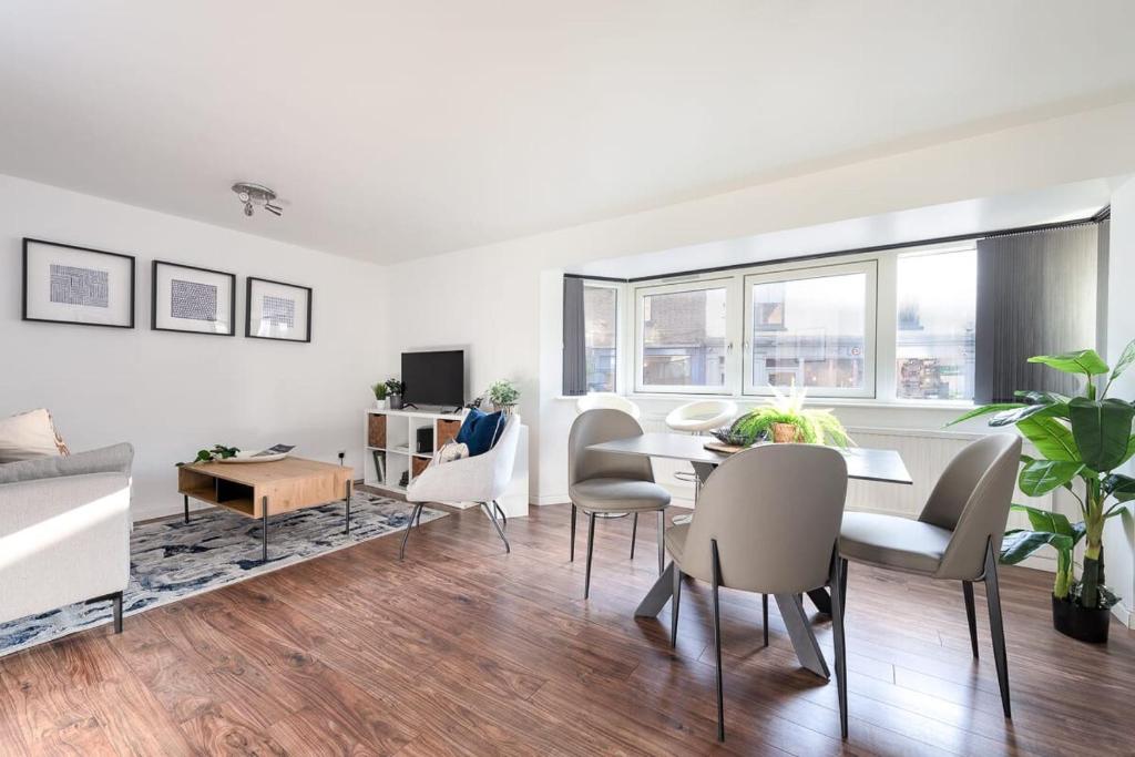 Televiisor ja/või meelelahutuskeskus majutusasutuses City Center,2 Bedroom Apartment with Parking