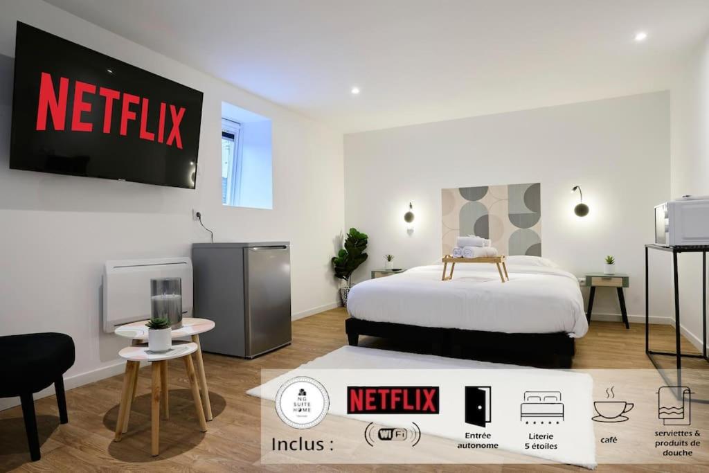 um quarto com uma cama e uma televisão num quarto em NG SuiteHome - Lille l Tourcoing l Haute - Duplex 4 pers - Balnéo - Netflix - Wifi em Tourcoing