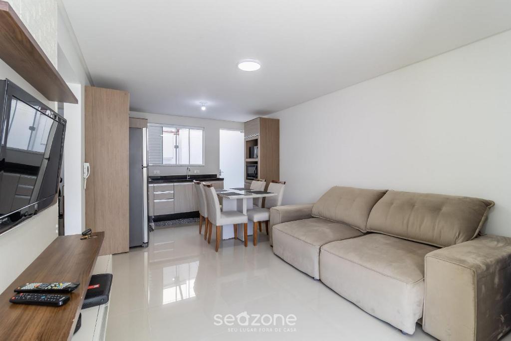 a living room with a couch and a table at Apto c/ varanda loc. privilegiada em BC BFH0101 in Balneário Camboriú