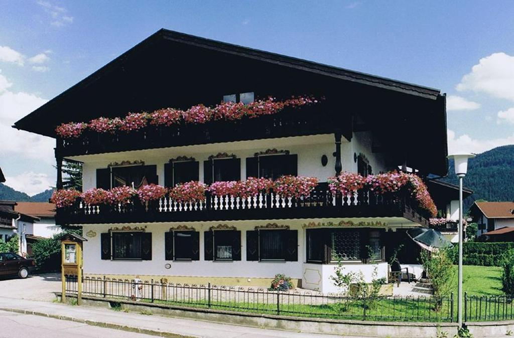 une maison avec des fleurs au sommet dans l'établissement Frühlingshof, à Reit im Winkl
