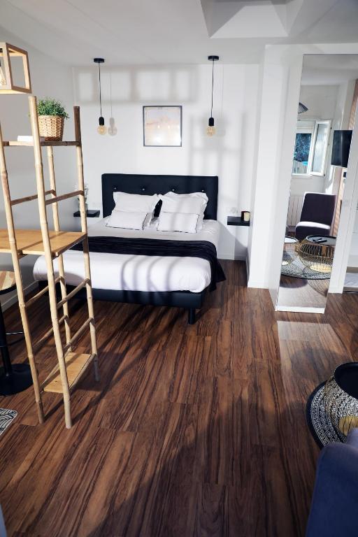 une chambre avec un lit et une échelle en bois dans l'établissement Eiffel Tour Cosy chesterfield, à Paris