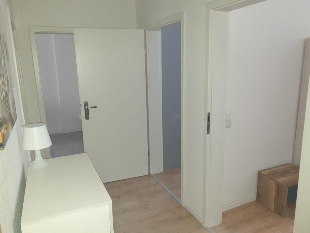 een kamer met een witte kast met een spiegel bij Monteur Zimmer in Wurzen
