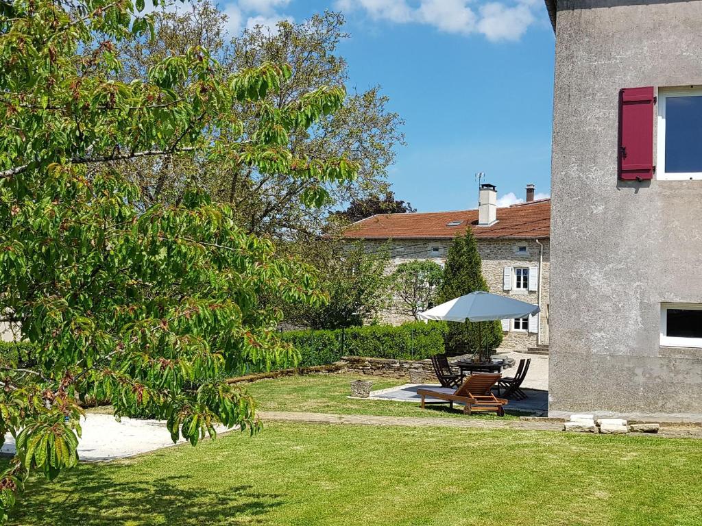 un patio con mesa, banco y sombrilla en Gîte Removille, 3 pièces, 4 personnes - FR-1-589-370, en Rémoville