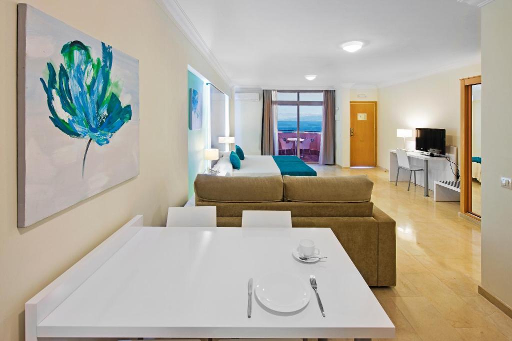 A television and/or entertainment centre at Kn Aparthotel Panorámica