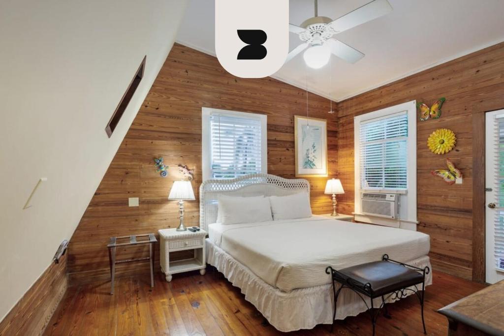 Ένα ή περισσότερα κρεβάτια σε δωμάτιο στο Curry House by Brightwild- 3rd Floor, King Bed, & Balcony Room 8