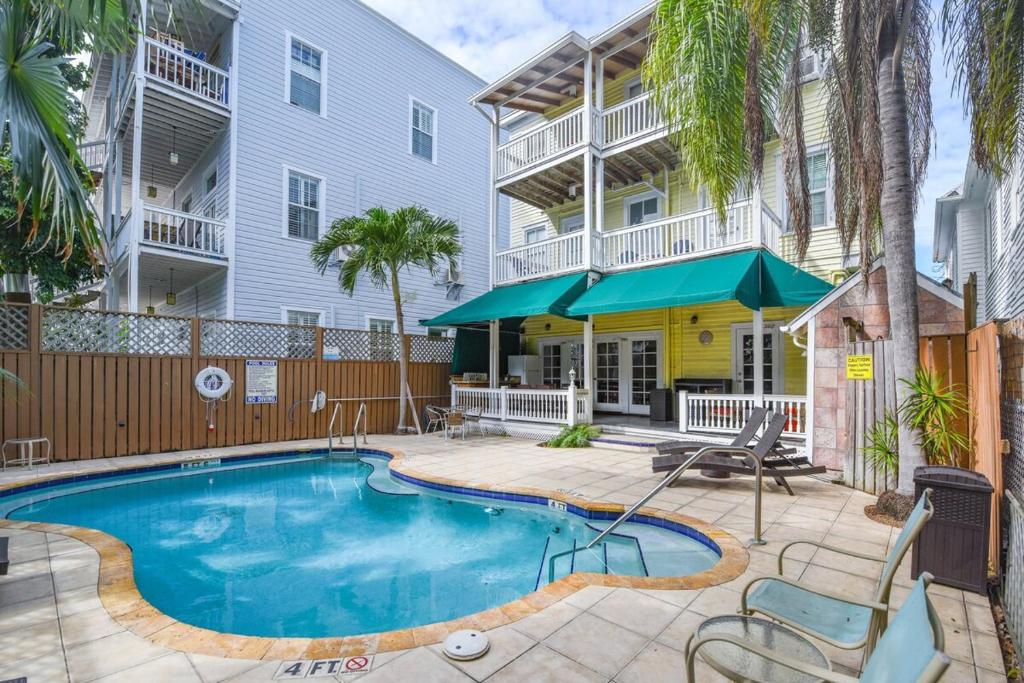 una piscina frente a un edificio en Curry House - Room 2, en Key West