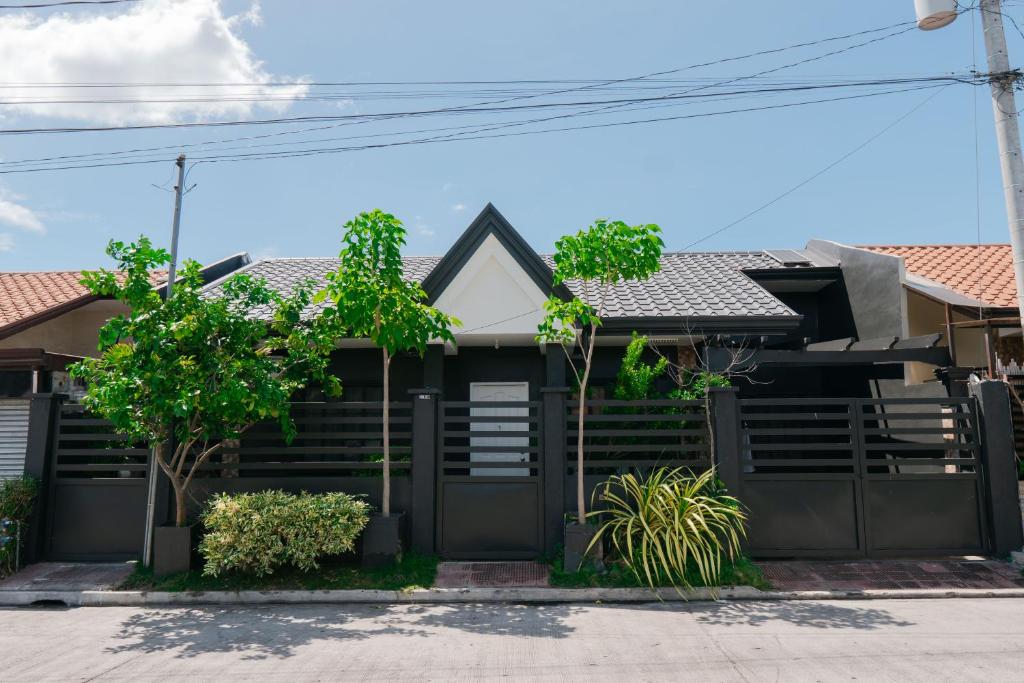 ein Haus mit einer schwarzen Garage in der Unterkunft Apartment near Malls in General Santos