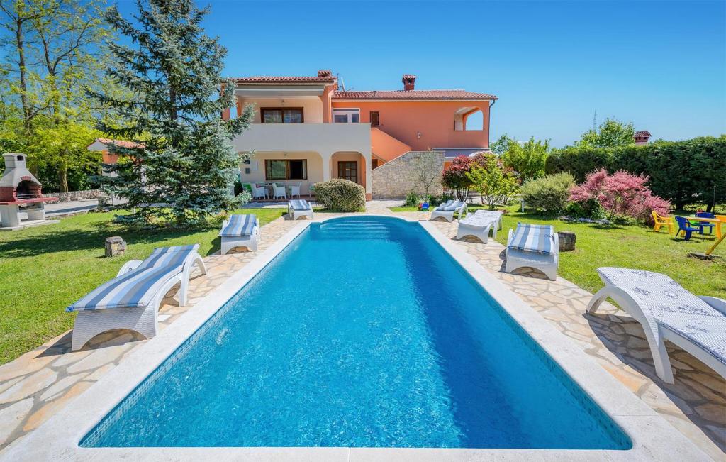 een zwembad voor een villa bij Nice Home In Vrecari With Wi-fi in Nedeščina