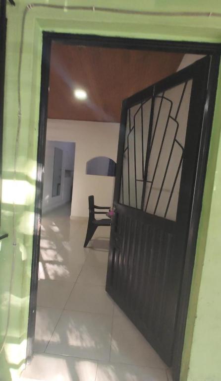 una puerta negra en una habitación con silla en Apto-studio en renta amoblado, en Neiva