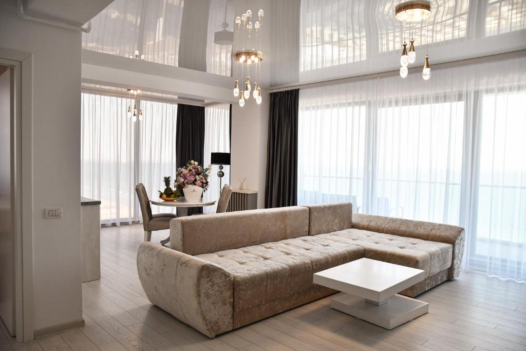a living room with a couch and a table at Hotel Building Stefan Resort I in Mamaia Nord