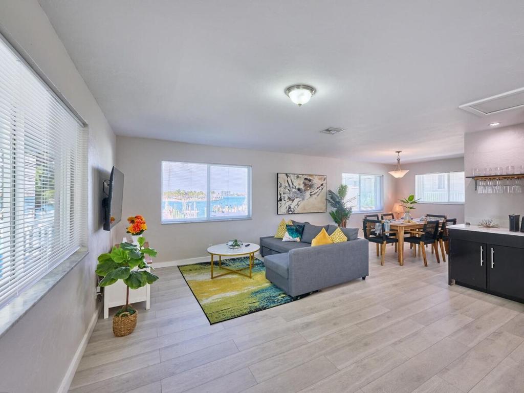 ein Wohnzimmer mit einem Sofa und einem Tisch in der Unterkunft Luxurious 3 Bedroom on the Intracoastal in Riviera Beach