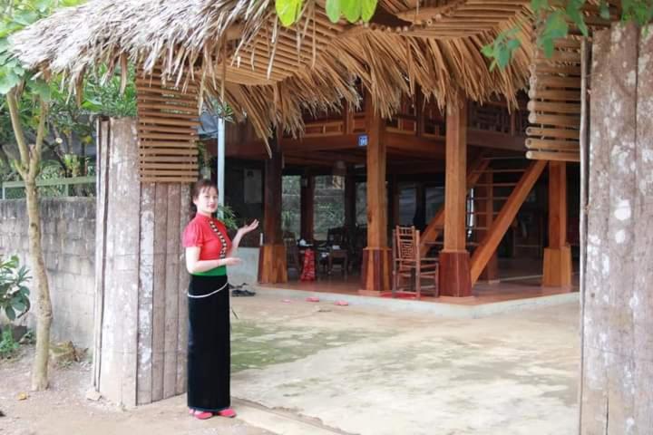 a boy standing in front of a building with a frisbee at Homestay Mạnh Châu in An Pon