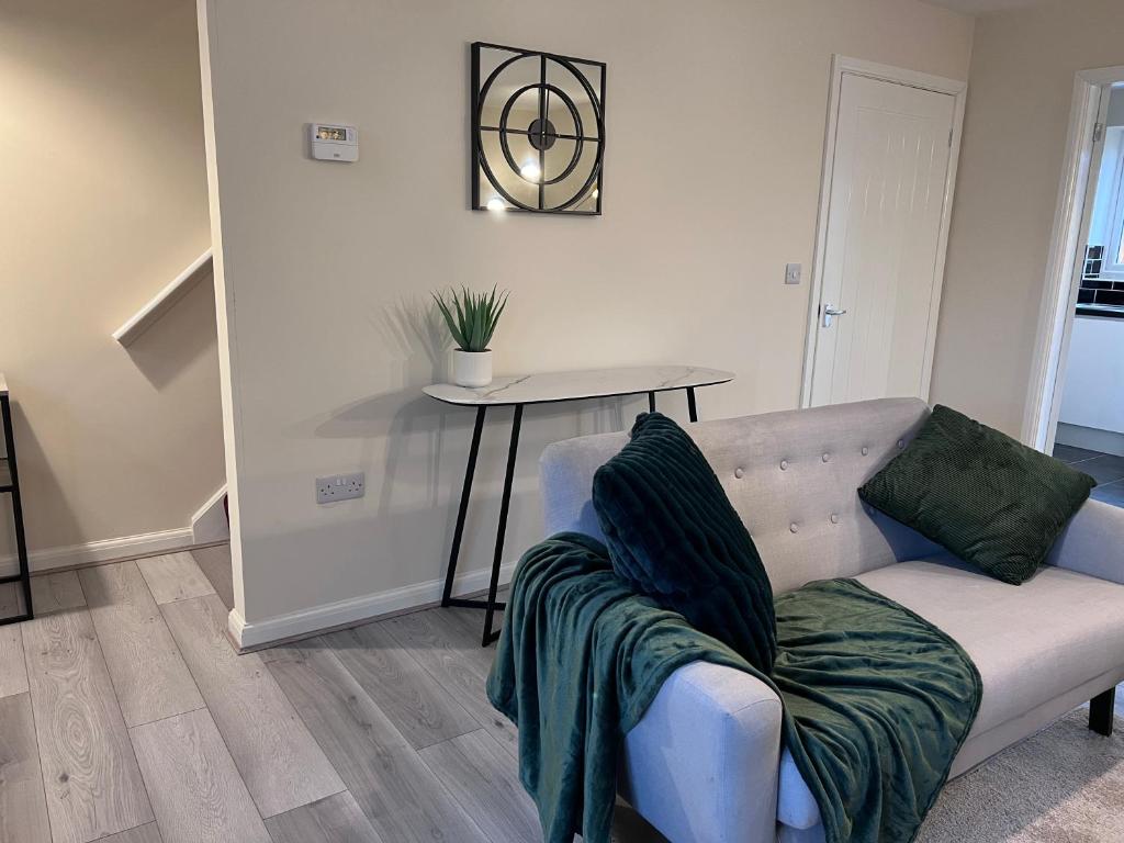 a living room with a couch and a table at SwiftStayUK - 3-Bed fully furnished house near Wolverhampton, Walsall, Cannock - Contractors & Professional workers & Leisure in Pelsall