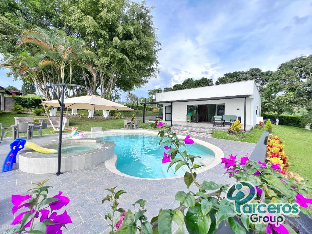 Πισίνα στο ή κοντά στο Casa Campestre De 6 Habitaciones Por Parceros Group