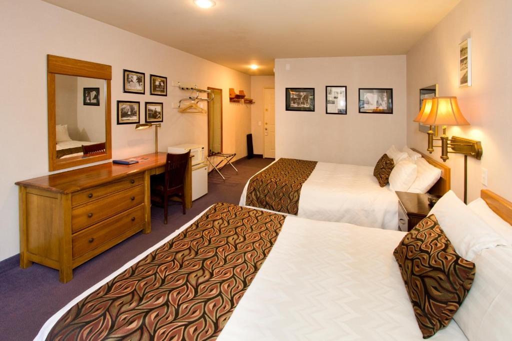 Holiday Haus - Queen Room With Two Queen Beds And Fireplace