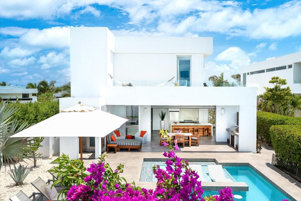 Oceanside 2 Bedroom Luxury Villa with Private Pool, 500ft from Long Bay Beach -V3