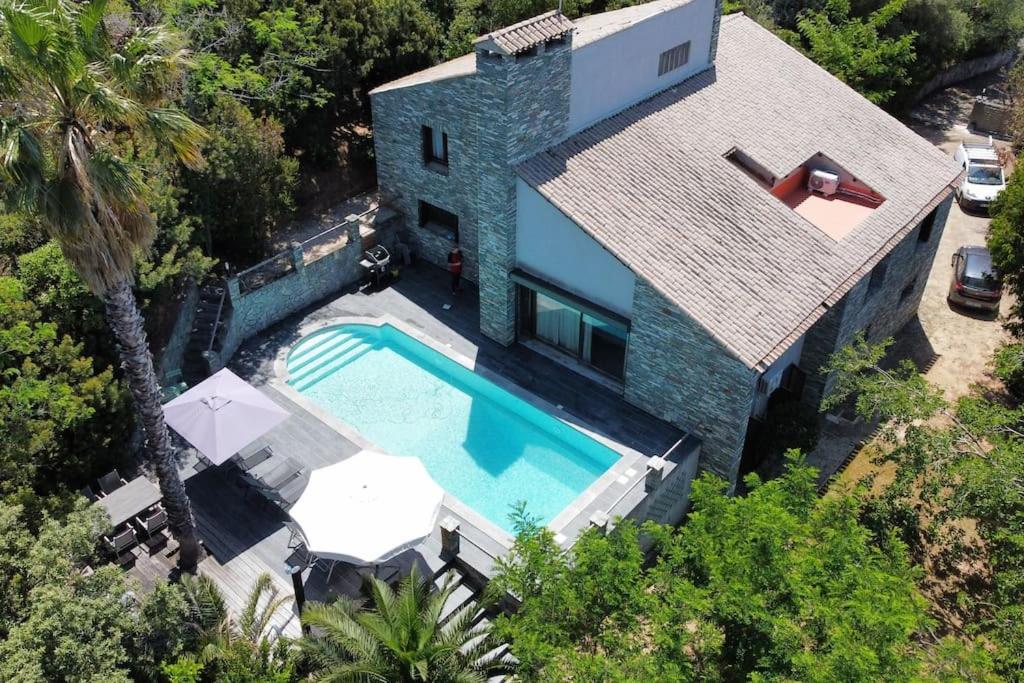 uma vista aérea de uma casa com piscina em La Bergerie La Belle Epoque, piscine et plage em Saint-Florent