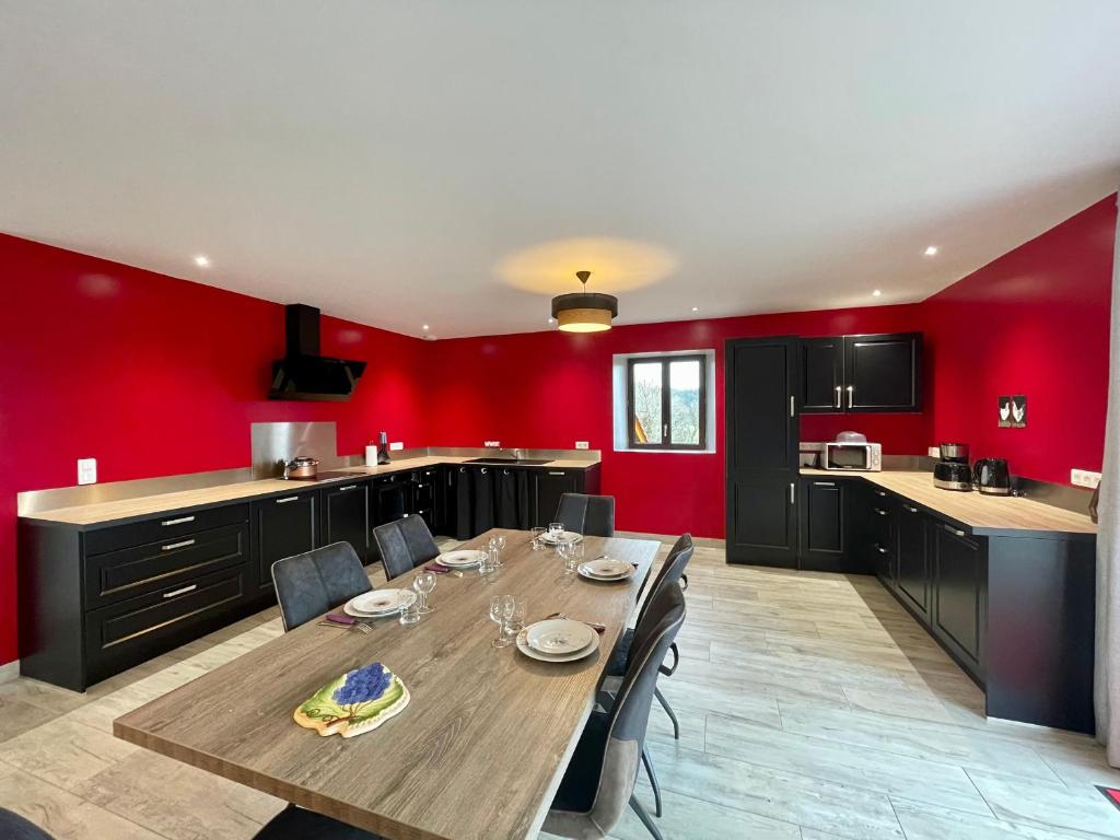 的住宿－Gîte Cistrières, 3 pièces, 4 personnes - FR-1-582-345，厨房设有木桌和红色的墙壁
