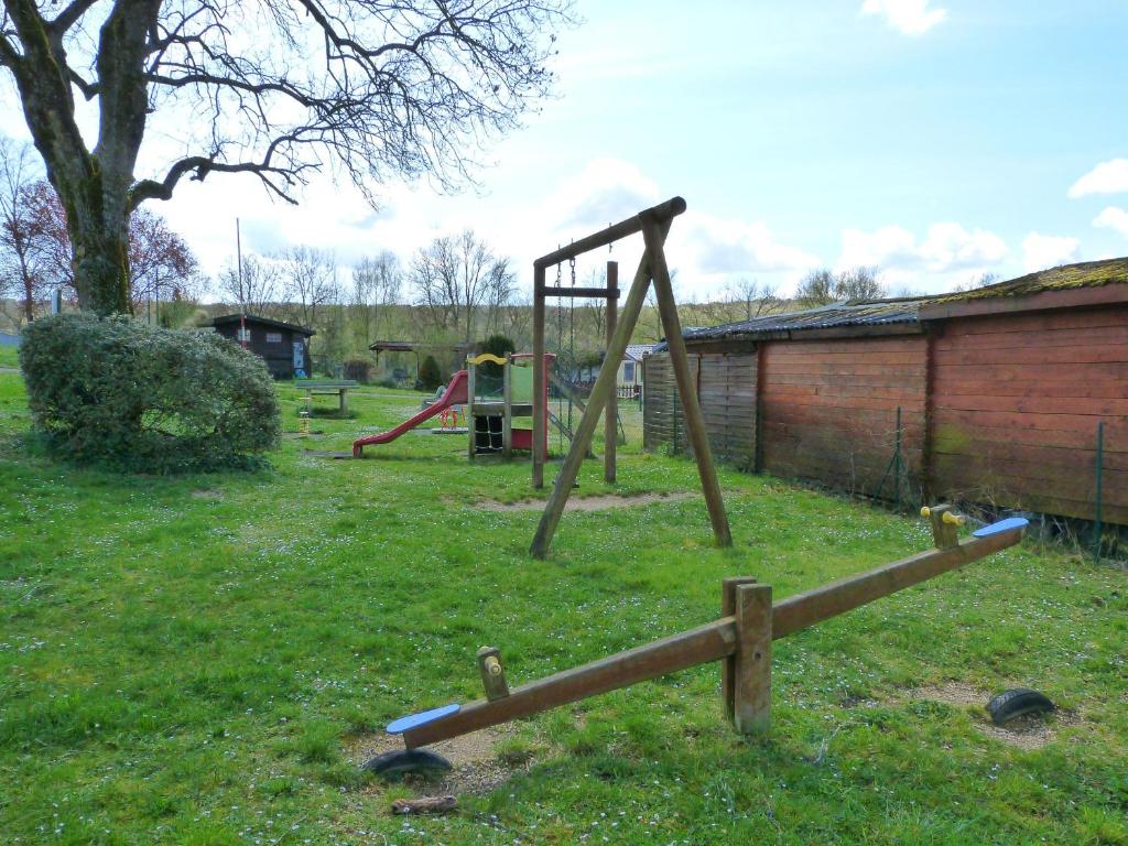Plac zabaw dla dzieci w obiekcie Gîte familial au bord de la Meuse, proche Verdun, activités nature, confort tout inclus - FR-1-585-83