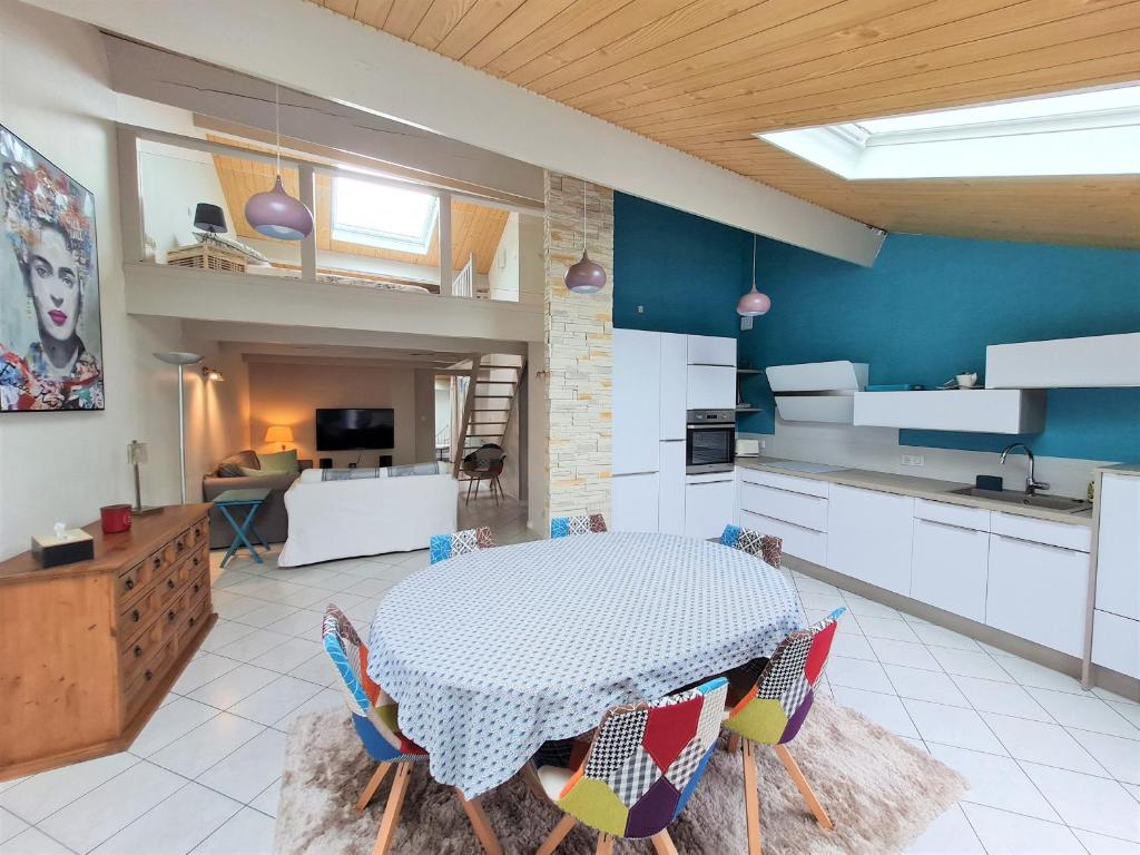 eine Küche und ein Esszimmer mit einem Tisch und Stühlen in der Unterkunft Gîte Bar-le-Duc, 2 pièces, 4 personnes - FR-1-585-84 in Bar-le-Duc