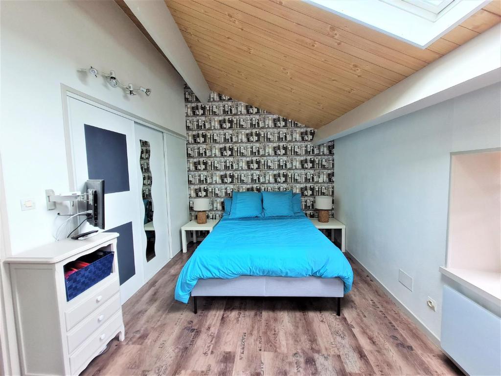 Łóżko lub łóżka w pokoju w obiekcie Appartement Cosy au Centre-Ville - Idéal pour Explorer Nancy et Verdun! - FR-1-585-84