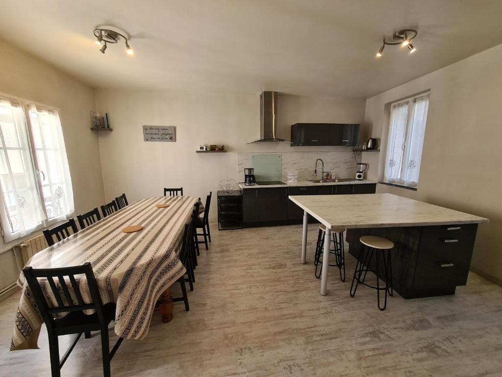 Kuchyňa alebo kuchynka v ubytovaní Maison de ville cosy à Orléans avec parking, proche commerces et loisirs - FR-1-590-245