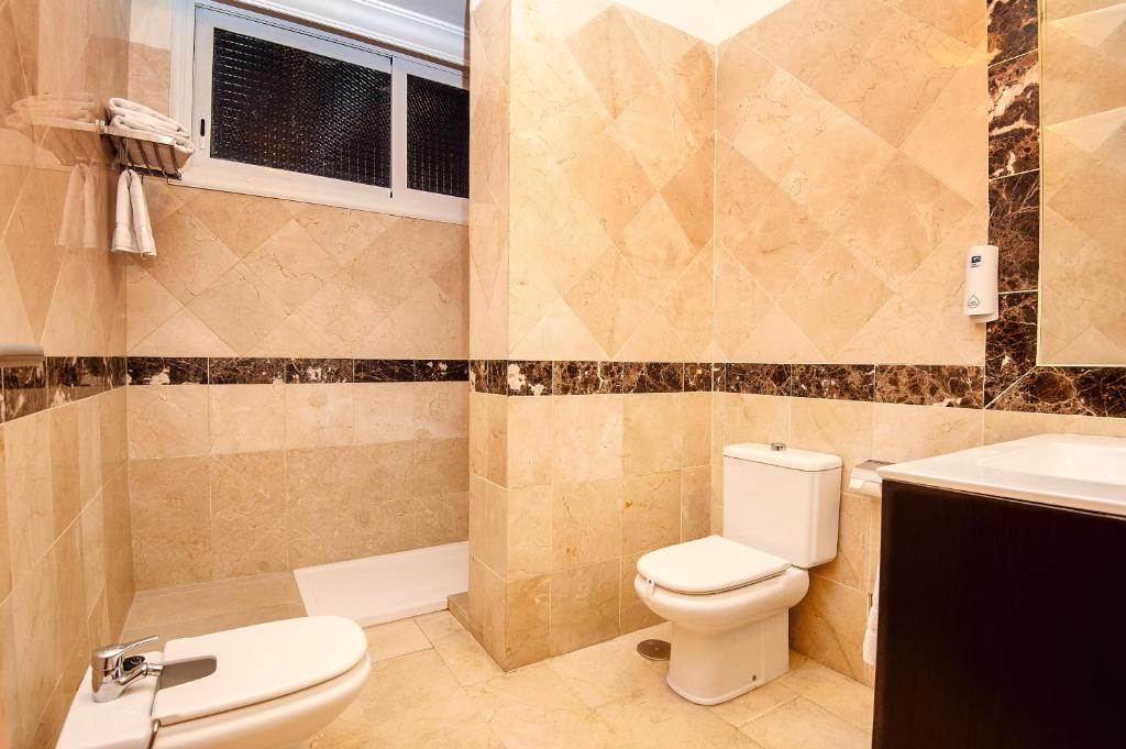 A bathroom at Kn Aparthotel Panorámica