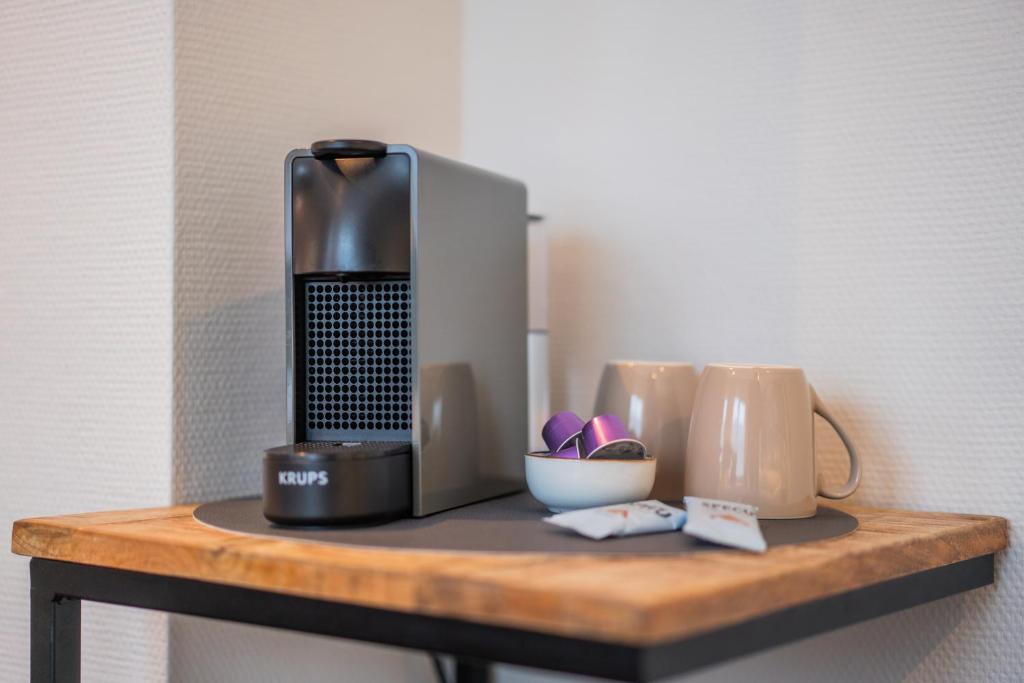 Příslušenství pro přípravu čaje a kávy v ubytování Huis 8 Studio's