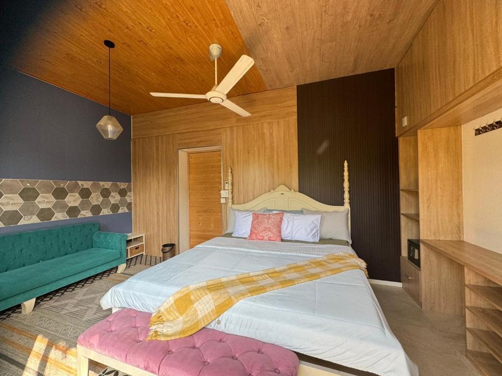 ein Schlafzimmer mit einem Bett und einem grünen Sofa in der Unterkunft cinderella home stay in Vĩnh Long