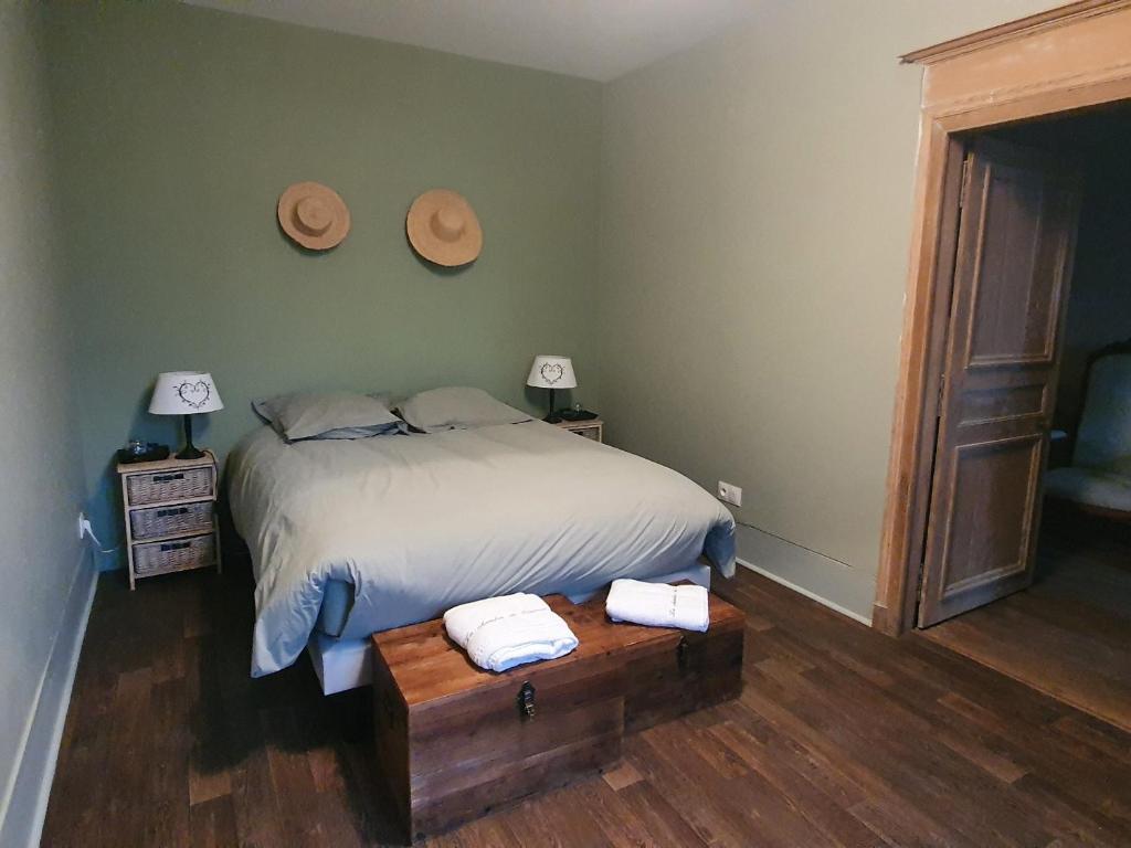 a bedroom with a bed with two towels on a table at Escapade de charme près de Verdun : cocon pour 2 personnes avec cuisine équipée et balades à proximité - FR-1-585-85 in Souilly