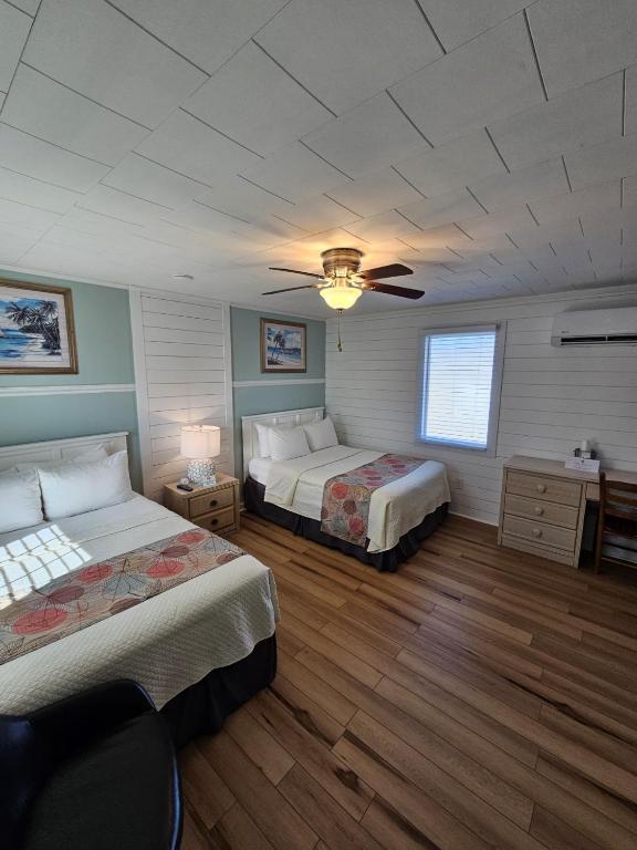 Letto o letti in una camera di Island Guesthouse and Motel OBX