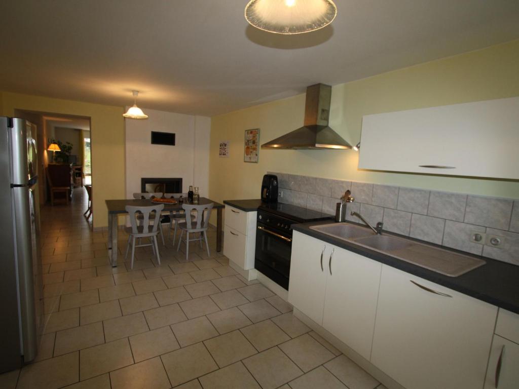 Kuchyňa alebo kuchynka v ubytovaní Gîte spacieux avec grande terrasse, proche de Gérardmer - Idéal familles et groupes - FR-1-589-420