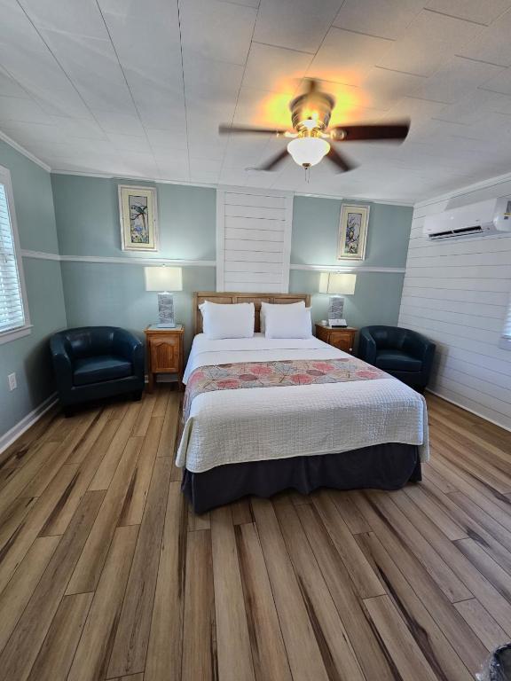 Letto o letti in una camera di Island Guesthouse and Motel OBX