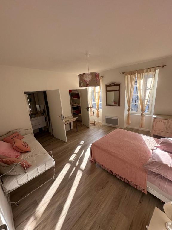 1 dormitorio con 2 camas y suelo de madera en lamaisondemamere, en Tournon-sur-Rhône