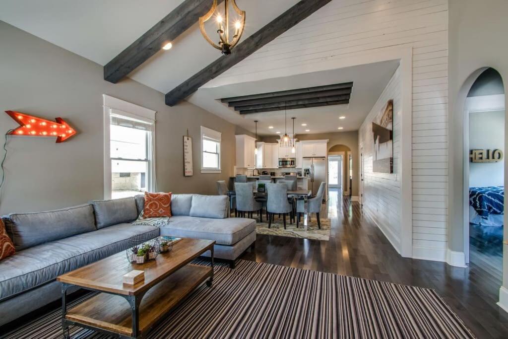 Posezení v ubytování 1-Story Family Home with Fenced Yard, Grill, Parking, Sleeps 10, 5 Mins to Five Points & Nissan Stadium, Smart TVs, Pet-Friendly Yard, Patio for BBQs, Ideal Nashville Getaway for Families, 24 Hr Hospitality