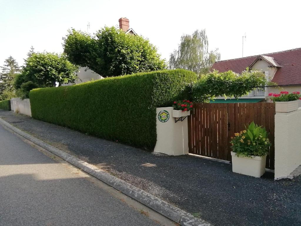 Zahrada ubytování Gîte tout confort avec jardin fleuri, idéal pour pêche et balades, proche du Blanc et activités aériennes - FR-1-591-379