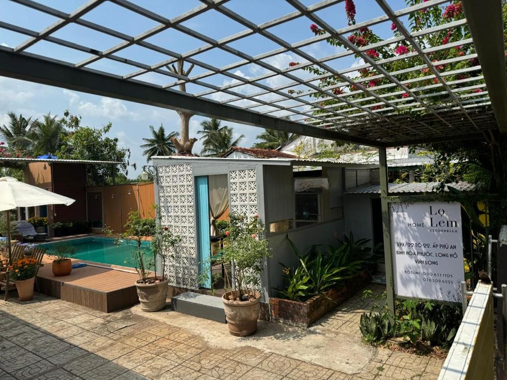 a house with a swimming pool and a pergola at Lọ Lem Homestay in Vĩnh Long