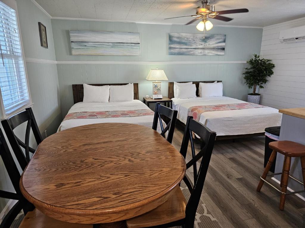 Letto o letti in una camera di Island Guesthouse and Motel OBX